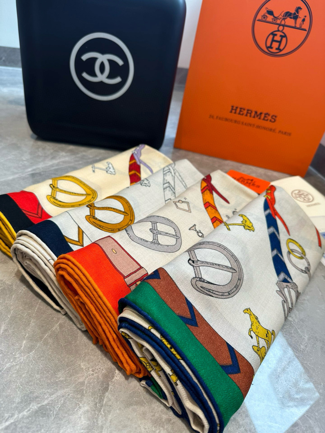 上新💞【双面同色方巾】这款Hermes点睛配饰可以多种方式佩戴，与任何服饰皆搭配得宜。无论系绕颈间，或作