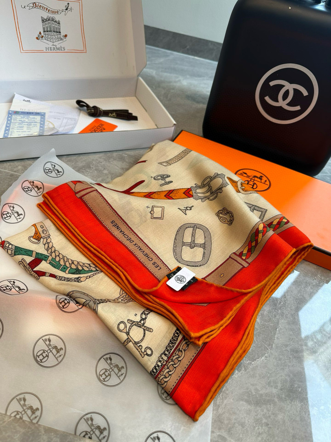 上新💞【双面同色方巾】这款Hermes点睛配饰可以多种方式佩戴，与任何服饰皆搭配得宜。无论系绕颈间，或作