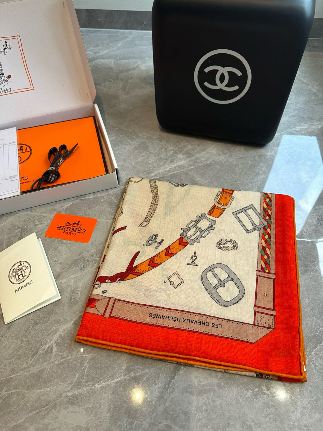 上新💞【双面同色方巾】这款Hermes点睛配饰可以多种方式佩戴，与任何服饰皆搭配得宜。无论系绕颈间，或作