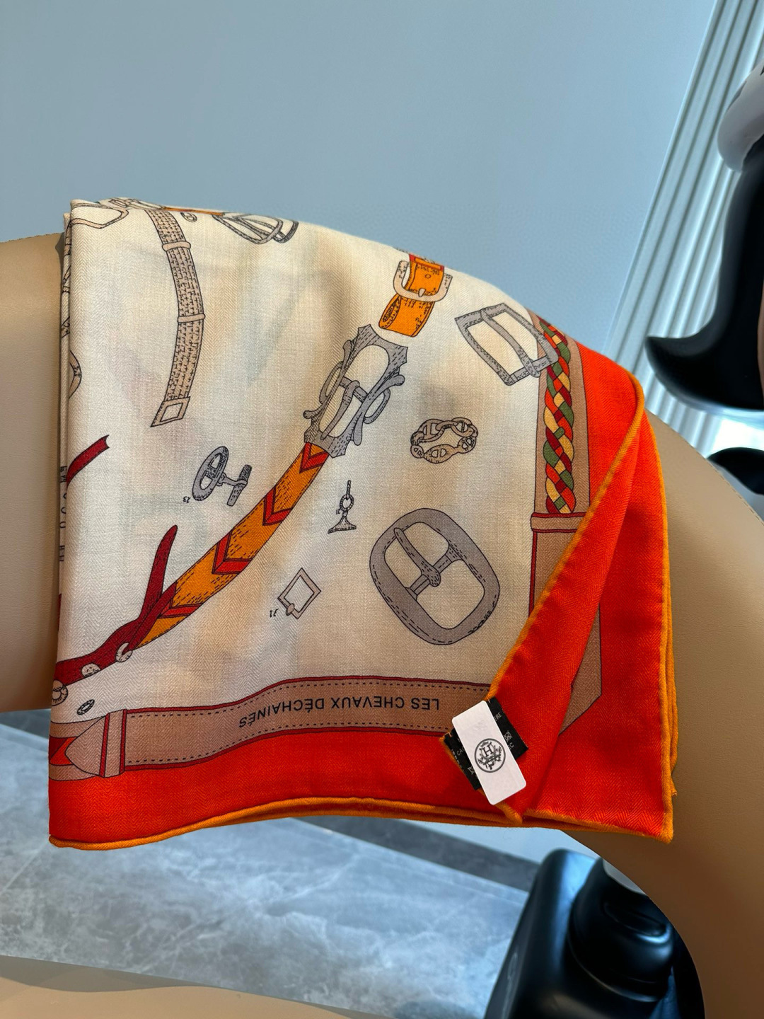 上新💞【双面同色方巾】这款Hermes点睛配饰可以多种方式佩戴，与任何服饰皆搭配得宜。无论系绕颈间，或作