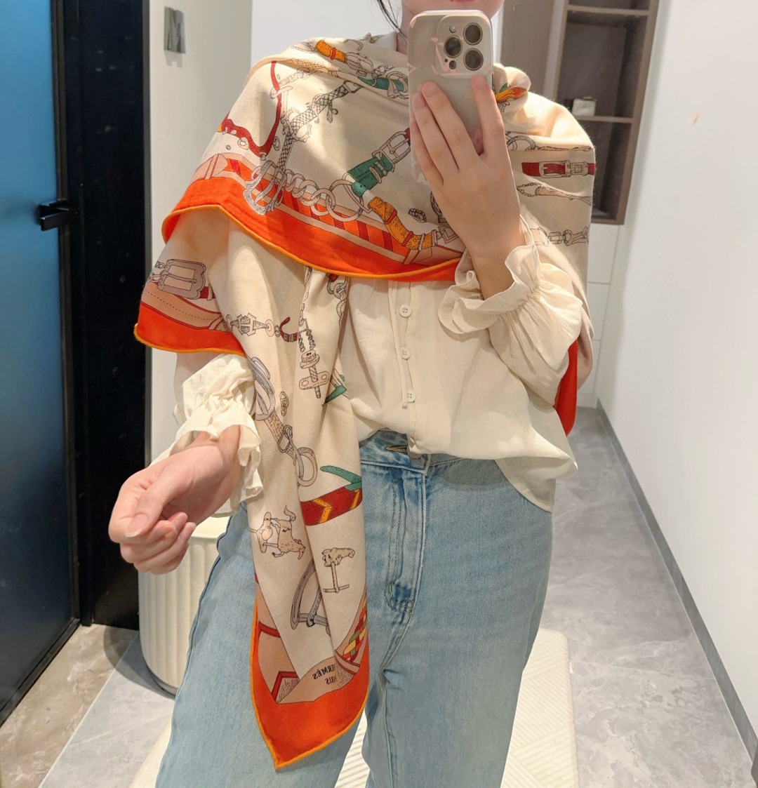 上新💞【双面同色方巾】这款Hermes点睛配饰可以多种方式佩戴，与任何服饰皆搭配得宜。无论系绕颈间，或作