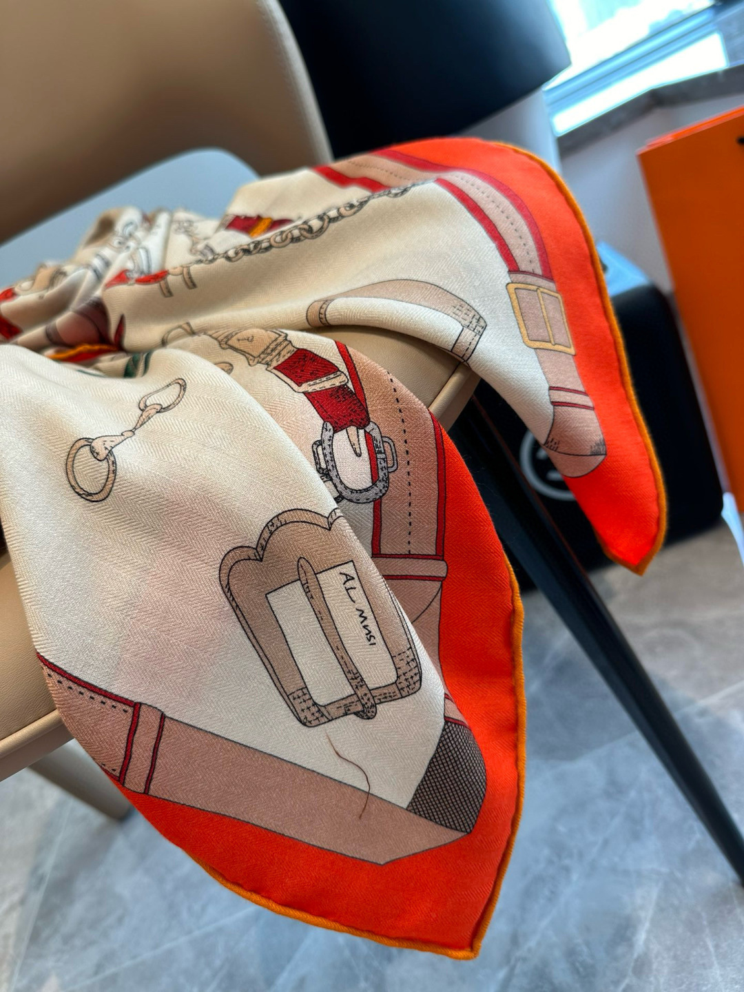 上新💞【双面同色方巾】这款Hermes点睛配饰可以多种方式佩戴，与任何服饰皆搭配得宜。无论系绕颈间，或作