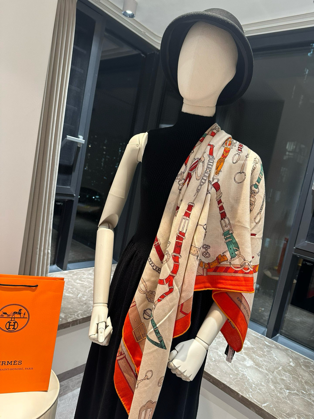 上新💞【双面同色方巾】这款Hermes点睛配饰可以多种方式佩戴，与任何服饰皆搭配得宜。无论系绕颈间，或作