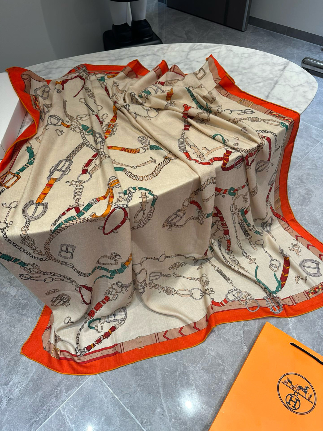 上新💞【双面同色方巾】这款Hermes点睛配饰可以多种方式佩戴，与任何服饰皆搭配得宜。无论系绕颈间，或作