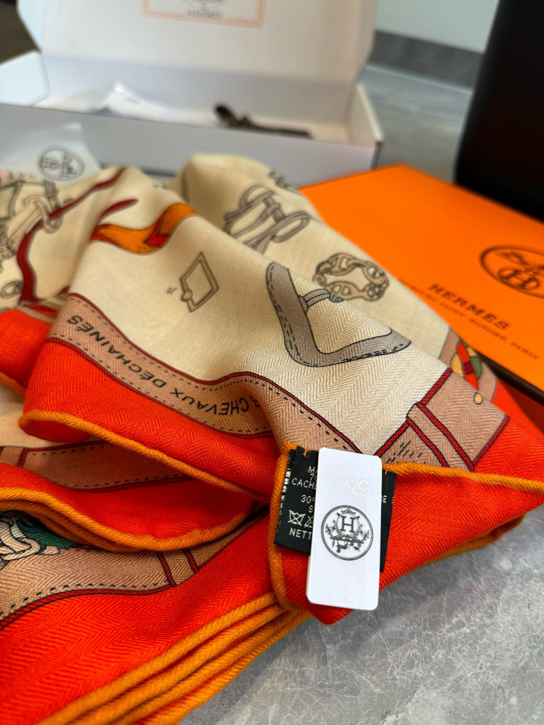上新💞【双面同色方巾】这款Hermes点睛配饰可以多种方式佩戴，与任何服饰皆搭配得宜。无论系绕颈间，或作