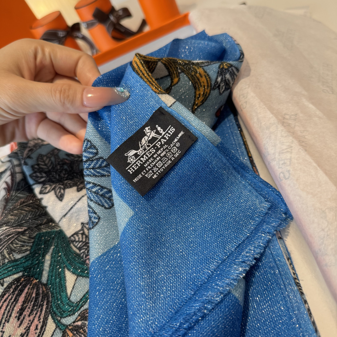 会发光发亮的围巾银丝羊绒长巾✨专柜同步‼️真心赞‼️驴家路易威登经典 Monogram 图案搭配彩色边框