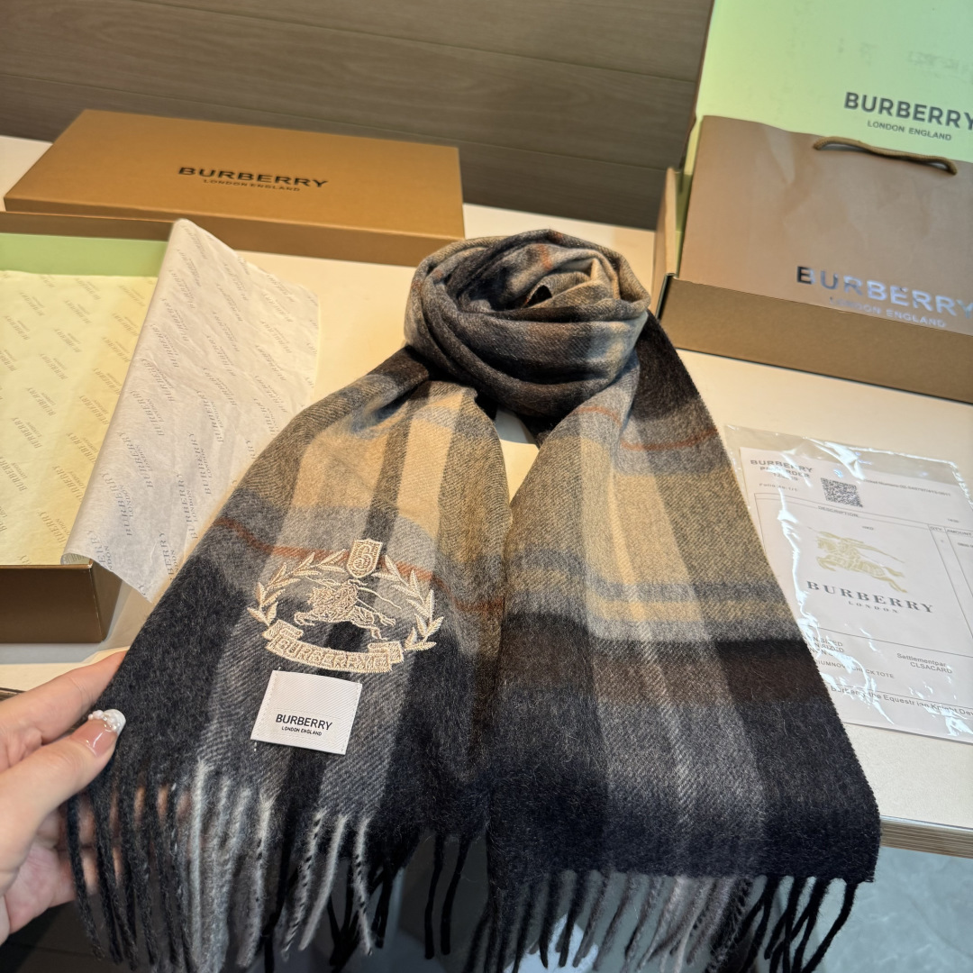 百分百山羊绒 🆕【▪️ 惊艳！披着围着都美的~让人过目不忘！！】巴宝莉这款出来的效果真的，一秒美晕！！太