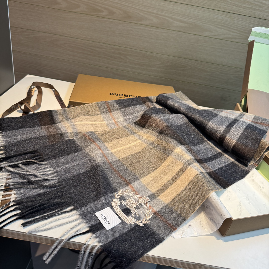 百分百山羊绒 🆕【▪️ 惊艳！披着围着都美的~让人过目不忘！！】巴宝莉这款出来的效果真的，一秒美晕！！太