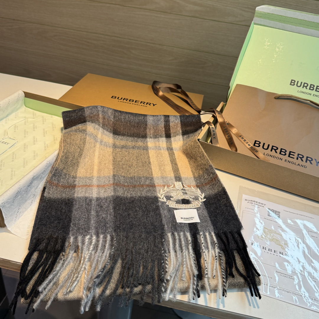 百分百山羊绒 🆕【▪️ 惊艳！披着围着都美的~让人过目不忘！！】巴宝莉这款出来的效果真的，一秒美晕！！太