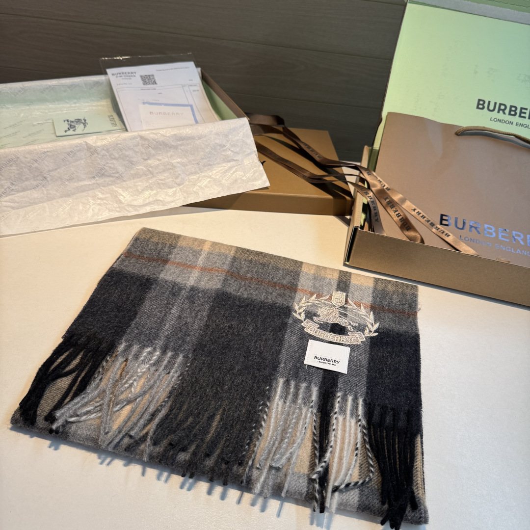 百分百山羊绒 🆕【▪️ 惊艳！披着围着都美的~让人过目不忘！！】巴宝莉这款出来的效果真的，一秒美晕！！太