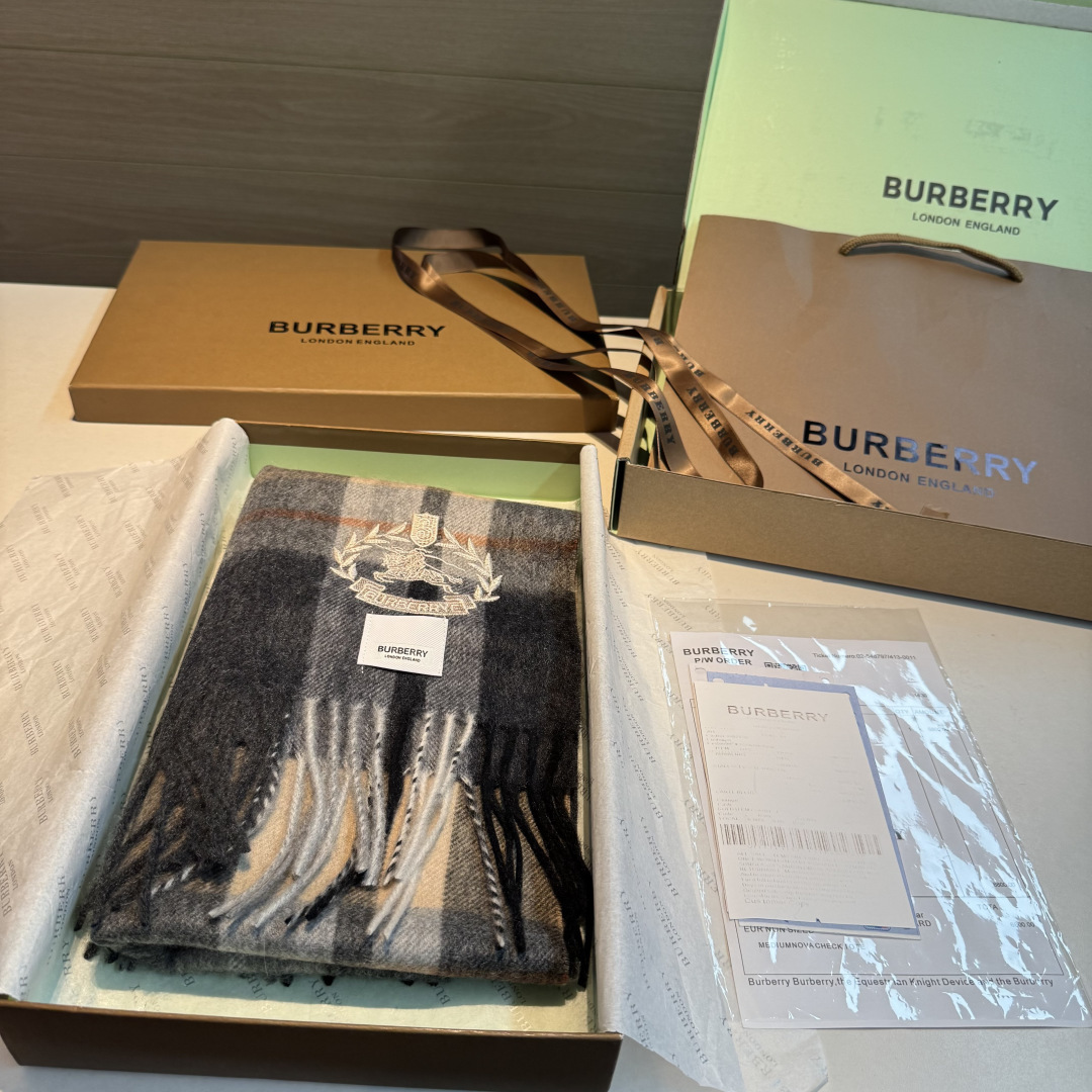 百分百山羊绒 🆕【▪️ 惊艳！披着围着都美的~让人过目不忘！！】巴宝莉这款出来的效果真的，一秒美晕！！太