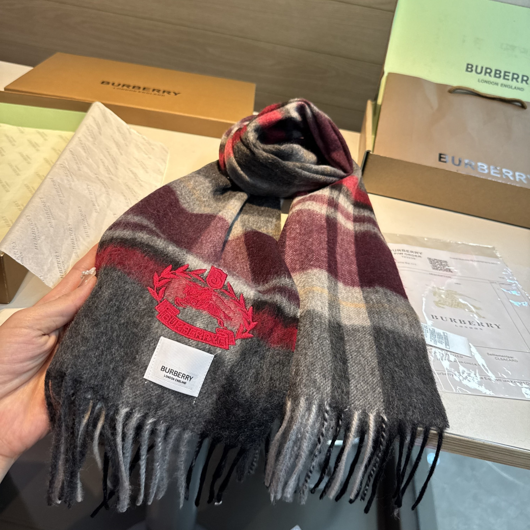 百分百山羊绒 🆕【▪️ 惊艳！披着围着都美的~让人过目不忘！！】巴宝莉这款出来的效果真的，一秒美晕！！太