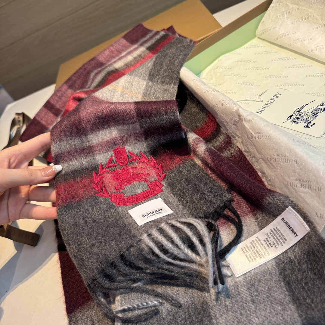 百分百山羊绒 🆕【▪️ 惊艳！披着围着都美的~让人过目不忘！！】巴宝莉这款出来的效果真的，一秒美晕！！太