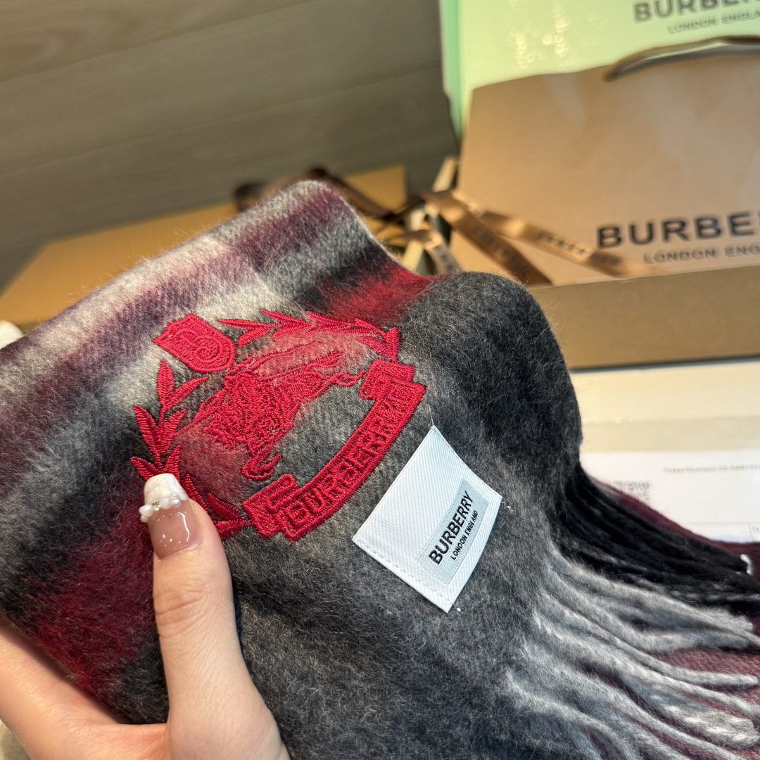 百分百山羊绒 🆕【▪️ 惊艳！披着围着都美的~让人过目不忘！！】巴宝莉这款出来的效果真的，一秒美晕！！太