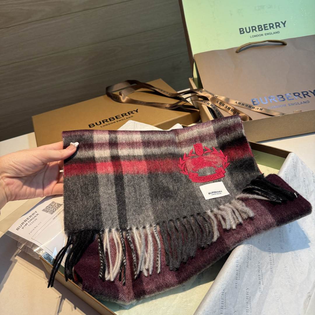 百分百山羊绒 🆕【▪️ 惊艳！披着围着都美的~让人过目不忘！！】巴宝莉这款出来的效果真的，一秒美晕！！太