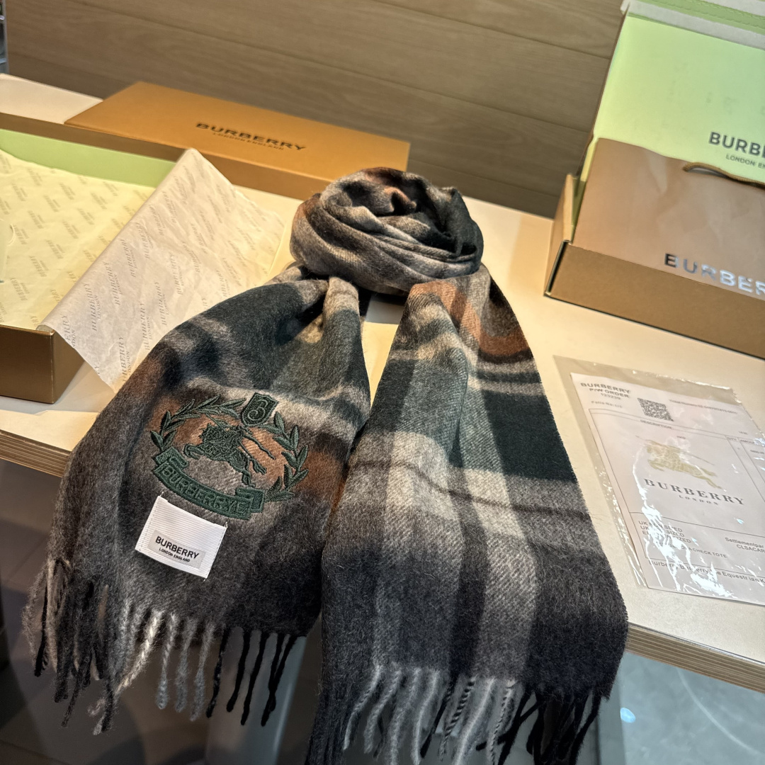 百分百山羊绒 🆕【▪️ 惊艳！披着围着都美的~让人过目不忘！！】巴宝莉这款出来的效果真的，一秒美晕！！太