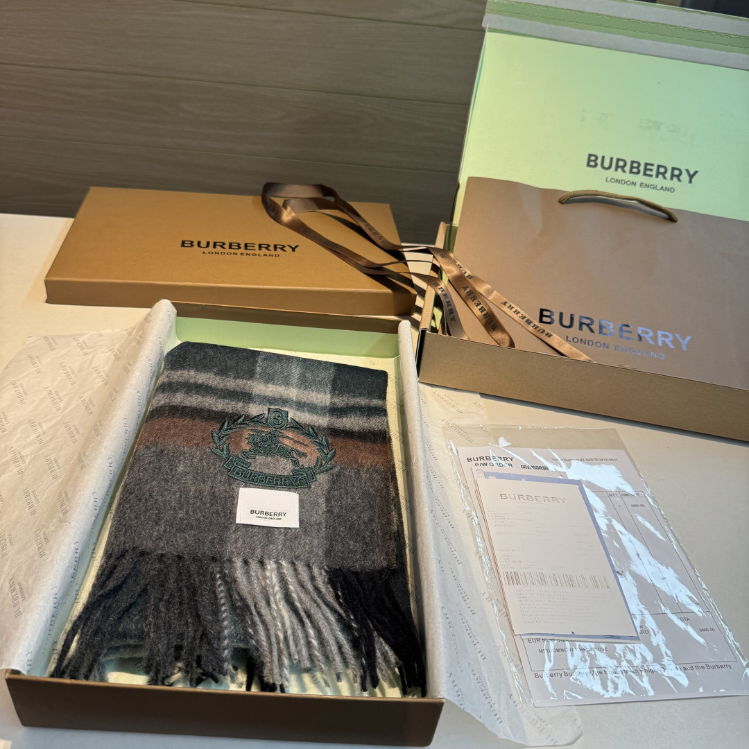 百分百山羊绒 🆕【▪️ 惊艳！披着围着都美的~让人过目不忘！！】巴宝莉这款出来的效果真的，一秒美晕！！太