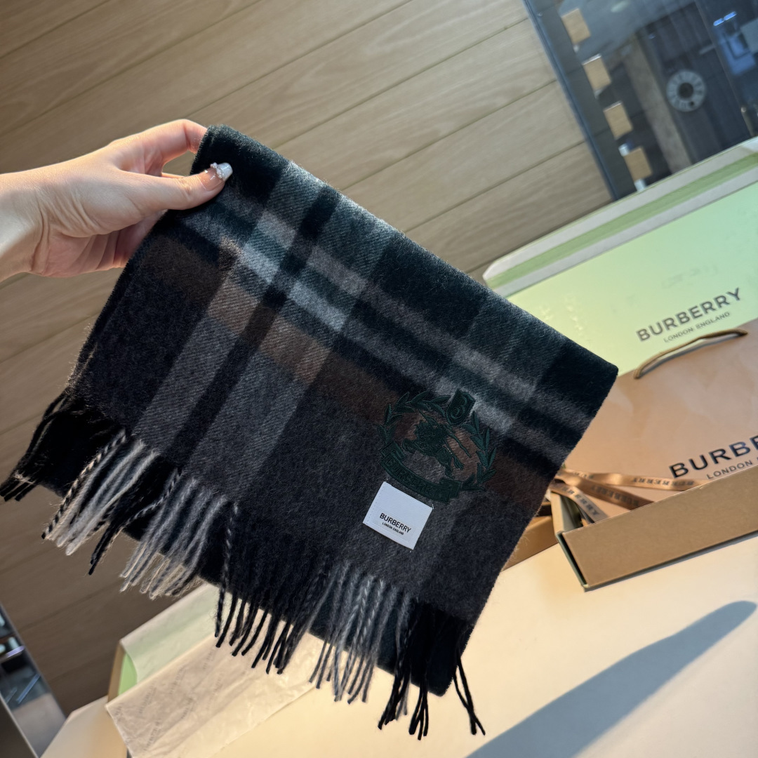 百分百山羊绒 🆕【▪️ 惊艳！披着围着都美的~让人过目不忘！！】巴宝莉这款出来的效果真的，一秒美晕！！太