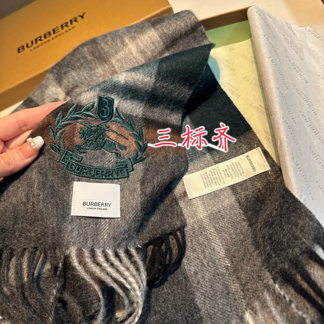 百分百山羊绒 🆕【▪️ 惊艳！披着围着都美的~让人过目不忘！！】巴宝莉这款出来的效果真的，一秒美晕！！太