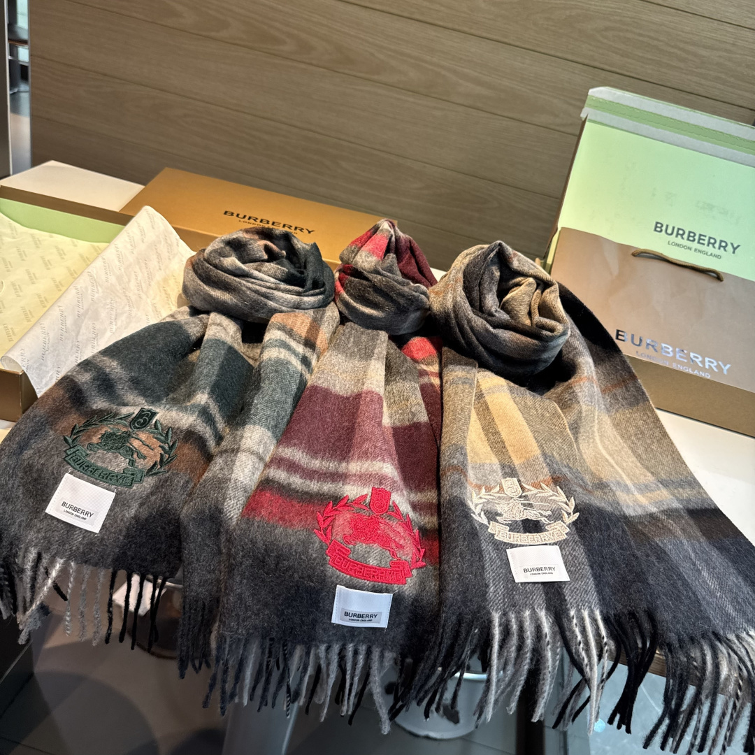 百分百山羊绒 🆕【▪️ 惊艳！披着围着都美的~让人过目不忘！！】巴宝莉这款出来的效果真的，一秒美晕！！太