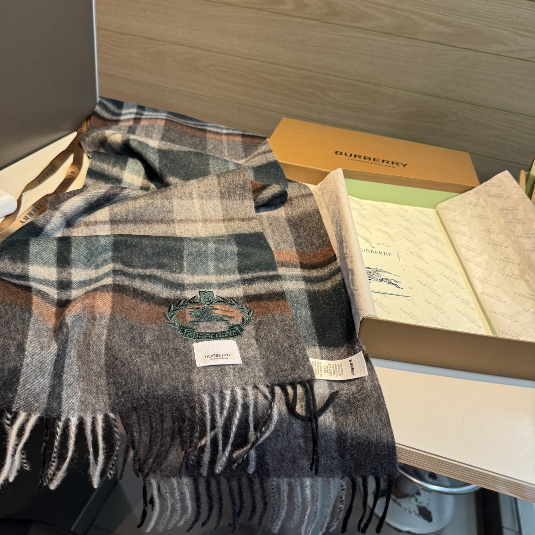 百分百山羊绒 🆕【▪️ 惊艳！披着围着都美的~让人过目不忘！！】巴宝莉这款出来的效果真的，一秒美晕！！太