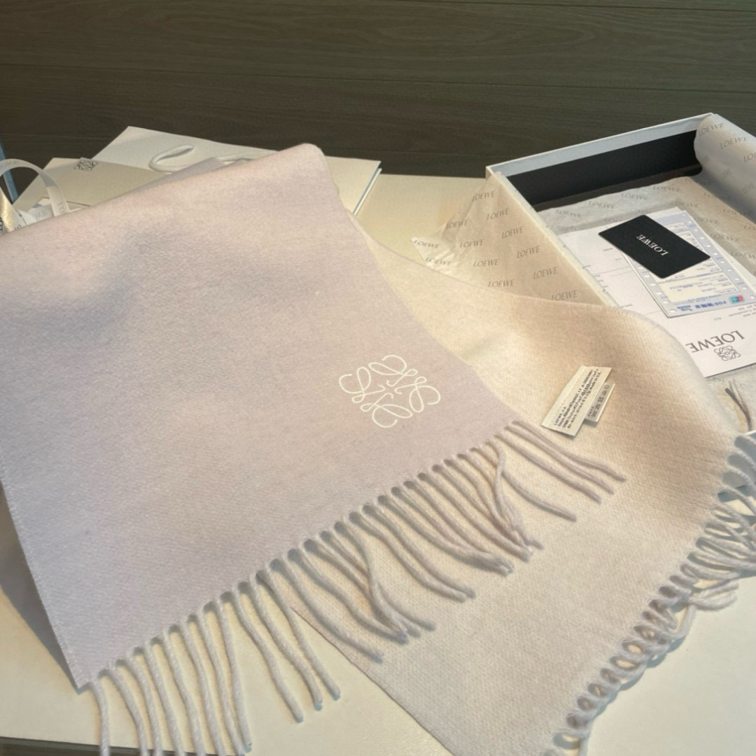 🆕 【▪Loewe · 罗意威难得一见的温柔配色，低调又不失优雅❗】重点推荐❗双面配色，一条围巾两种风格