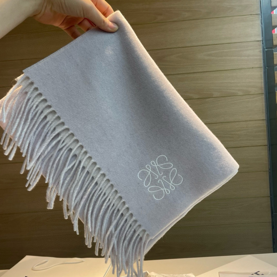 🆕 【▪Loewe · 罗意威难得一见的温柔配色，低调又不失优雅❗】重点推荐❗双面配色，一条围巾两种风格