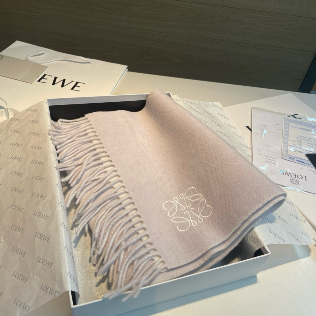 🆕 【▪Loewe · 罗意威难得一见的温柔配色，低调又不失优雅❗】重点推荐❗双面配色，一条围巾两种风格