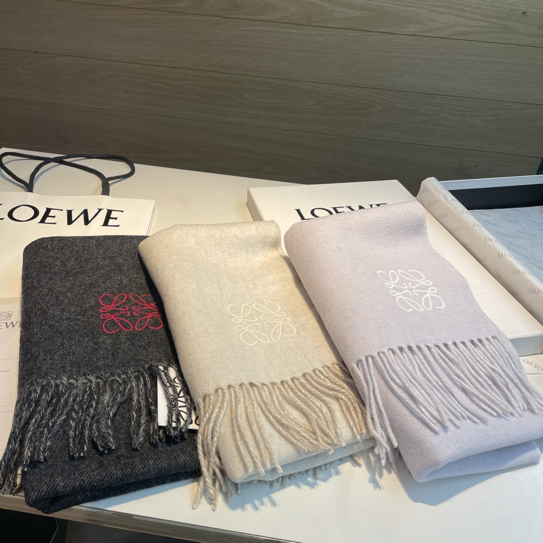 🆕 【▪Loewe · 罗意威难得一见的温柔配色，低调又不失优雅❗】重点推荐❗双面配色，一条围巾两种风格