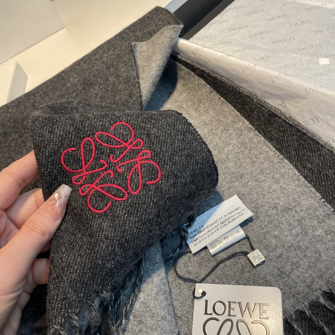 🆕 【▪Loewe · 罗意威难得一见的温柔配色，低调又不失优雅❗】重点推荐❗双面配色，一条围巾两种风格