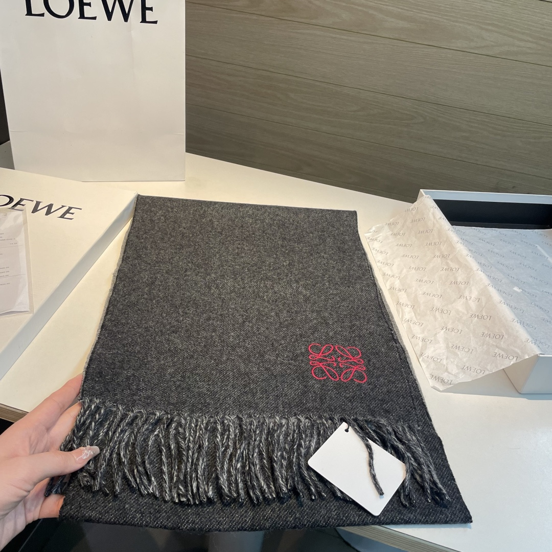 🆕 【▪Loewe · 罗意威难得一见的温柔配色，低调又不失优雅❗】重点推荐❗双面配色，一条围巾两种风格