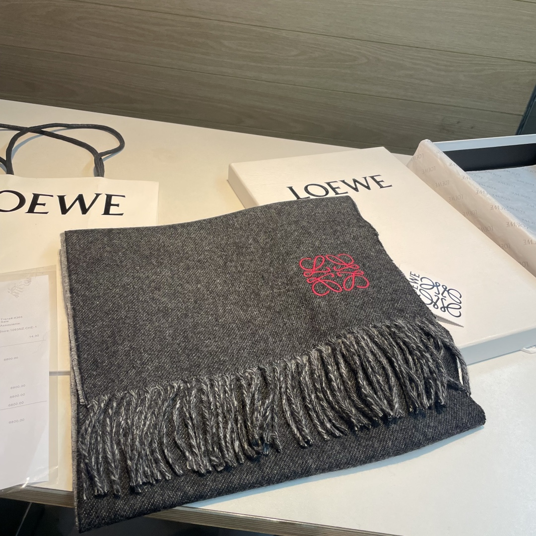 🆕 【▪Loewe · 罗意威难得一见的温柔配色，低调又不失优雅❗】重点推荐❗双面配色，一条围巾两种风格
