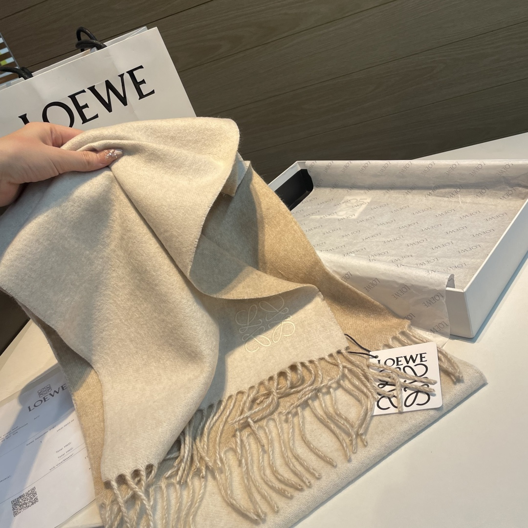 🆕 【▪Loewe · 罗意威难得一见的温柔配色，低调又不失优雅❗】重点推荐❗双面配色，一条围巾两种风格