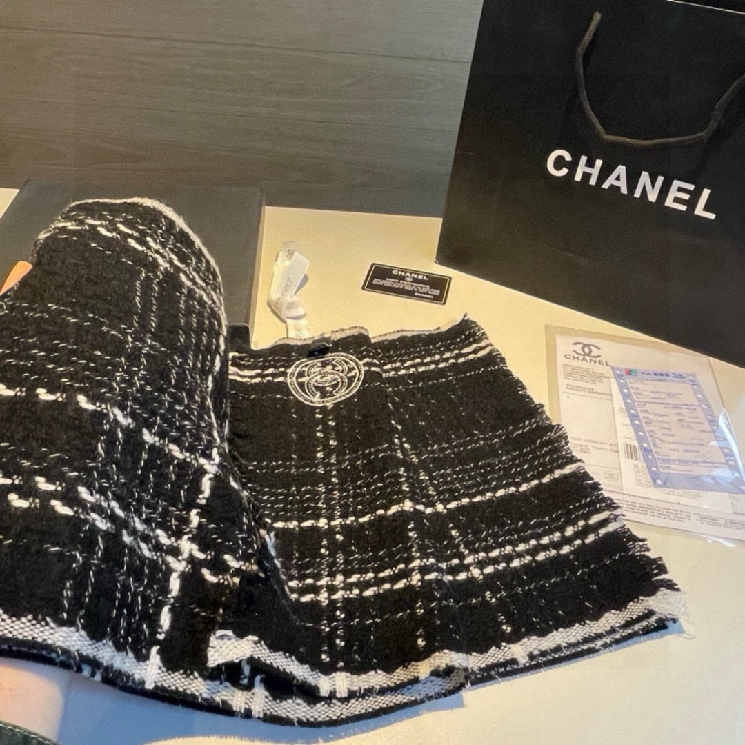 重磅推荐❗️CHA · 香奈儿秋冬新品 · 羊绒轻缩围巾❗️臻选上乘的山羊绒纤维，耗时耗力，再以清泉水浸