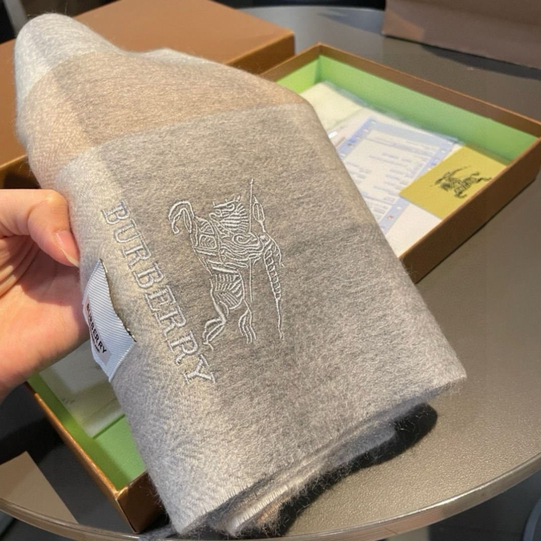 百分百山羊绒 Burberry · 巴宝莉经典格子围巾❗好看的要疯掉了，太有型太有魅力了❗❗非常斯文时尚
