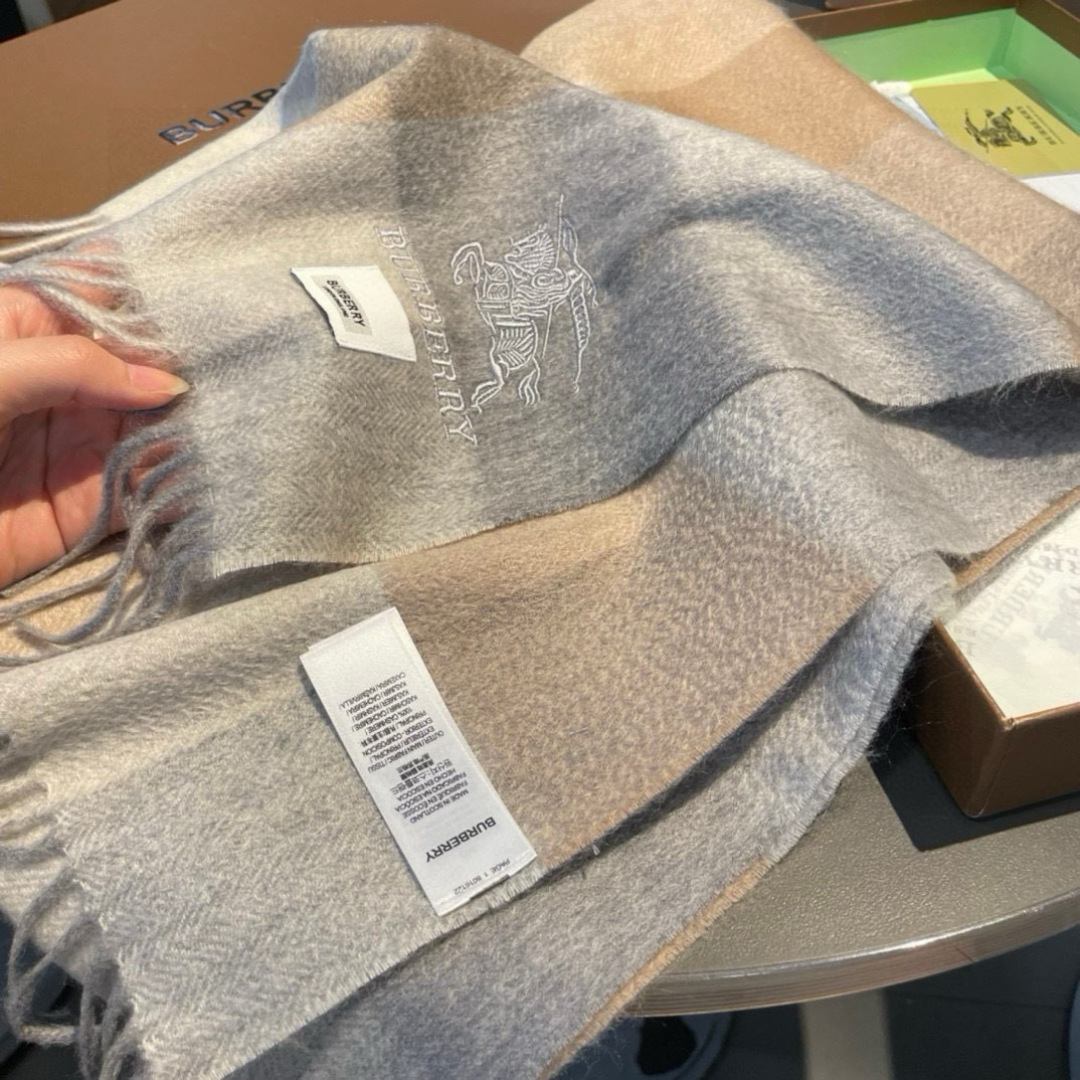 百分百山羊绒 Burberry · 巴宝莉经典格子围巾❗好看的要疯掉了，太有型太有魅力了❗❗非常斯文时尚