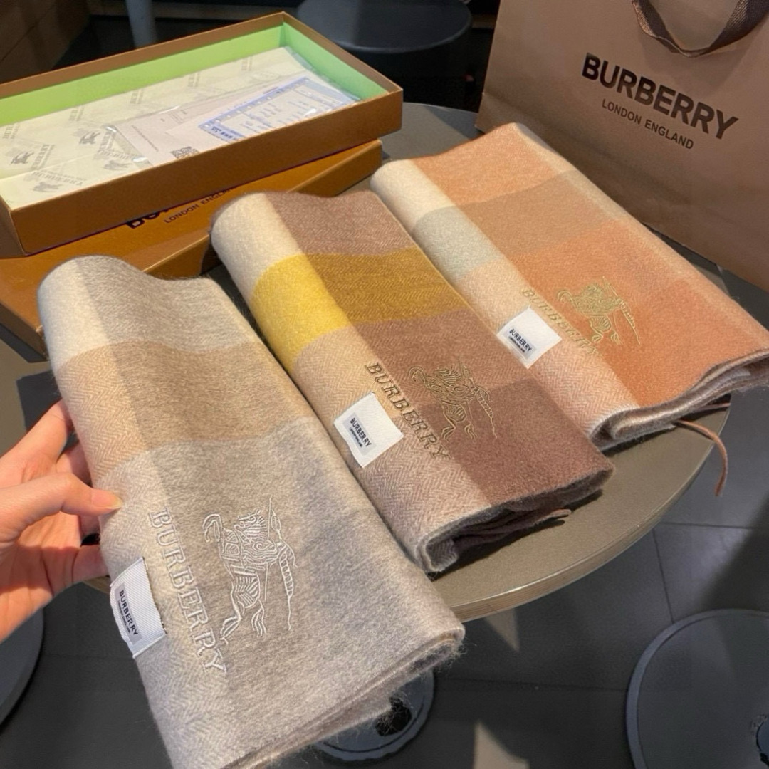 百分百山羊绒 Burberry · 巴宝莉经典格子围巾❗好看的要疯掉了，太有型太有魅力了❗❗非常斯文时尚