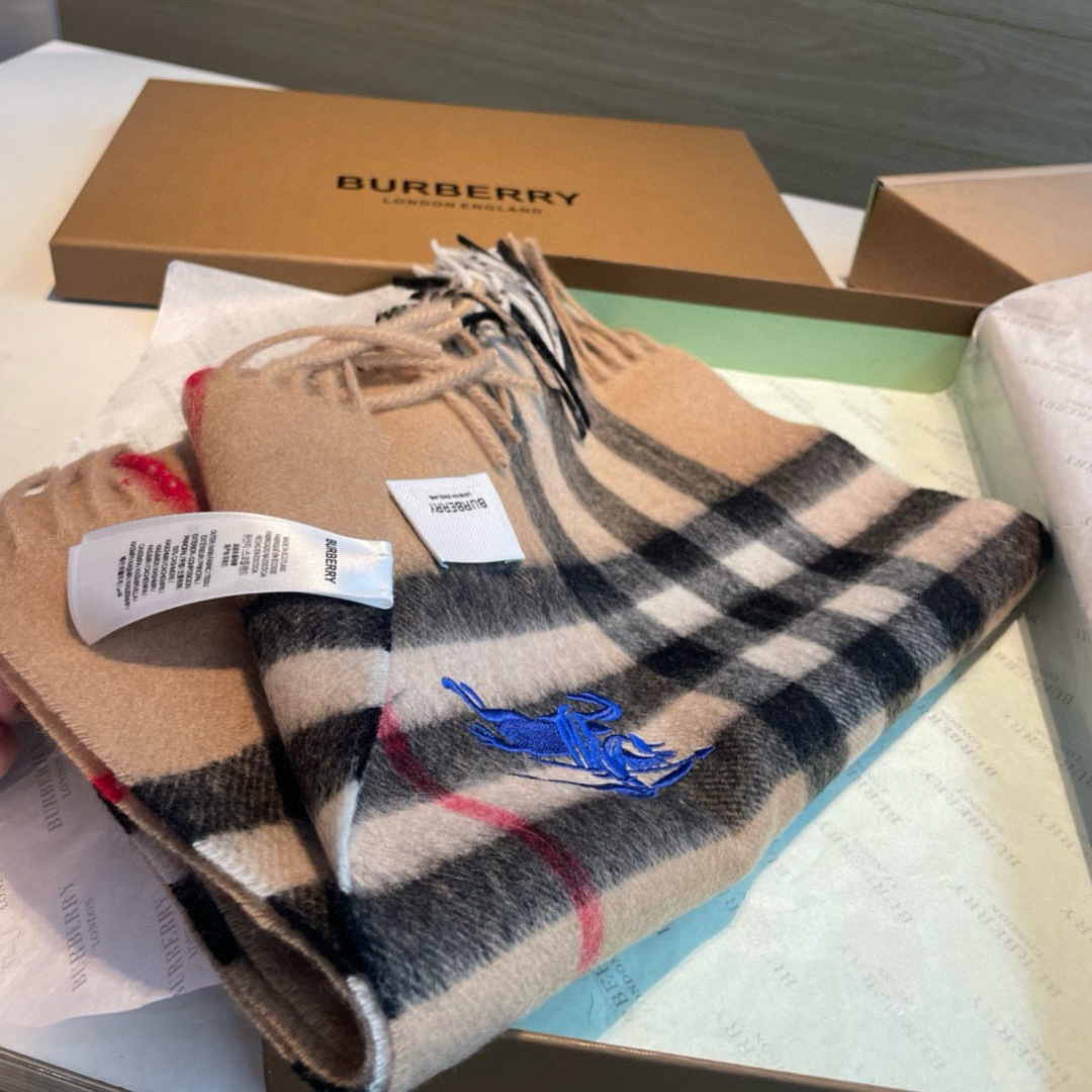 蓝马系列 ✨✨Burberry · 巴宝莉双面围巾❗好看的要疯掉了，太有型太有魅力了❗❗非常斯文时尚的秋