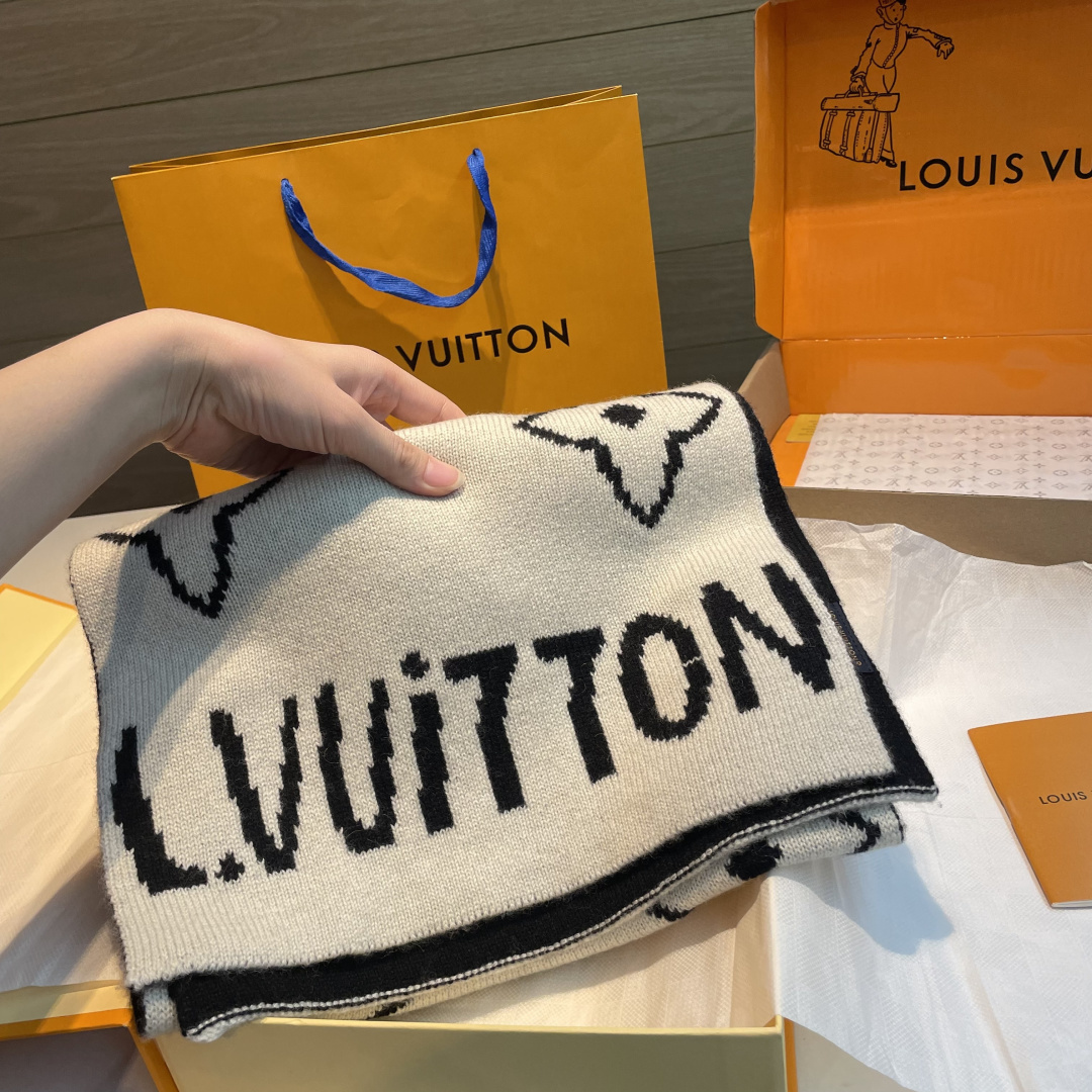 爆款上新 情侣款👍👍LV 独家牛货🐂 奢华尽在尺寸之间，高端品质‼️具有超高羊绒品质才会被此品牌青睐‼️