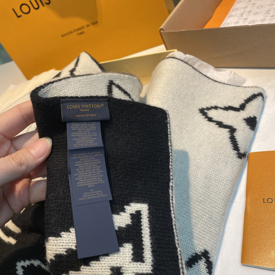 爆款上新 情侣款👍👍LV 独家牛货🐂 奢华尽在尺寸之间，高端品质‼️具有超高羊绒品质才会被此品牌青睐‼️