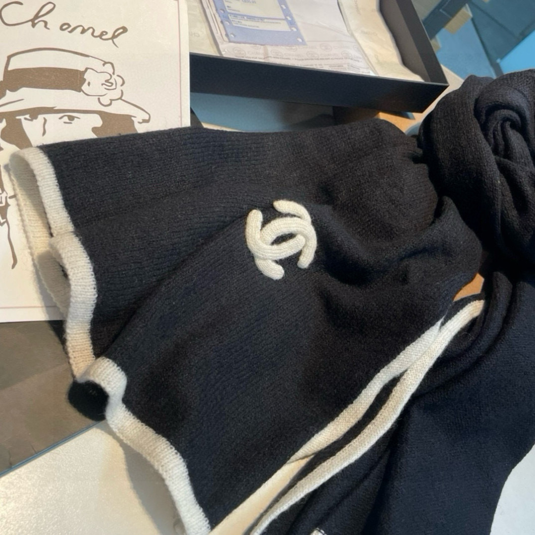 强烈重磅推荐！！！质感好货，怒吼福利推荐款❗️Chanel主打的羊绒围巾~非常难得！！这个围巾最大的感触