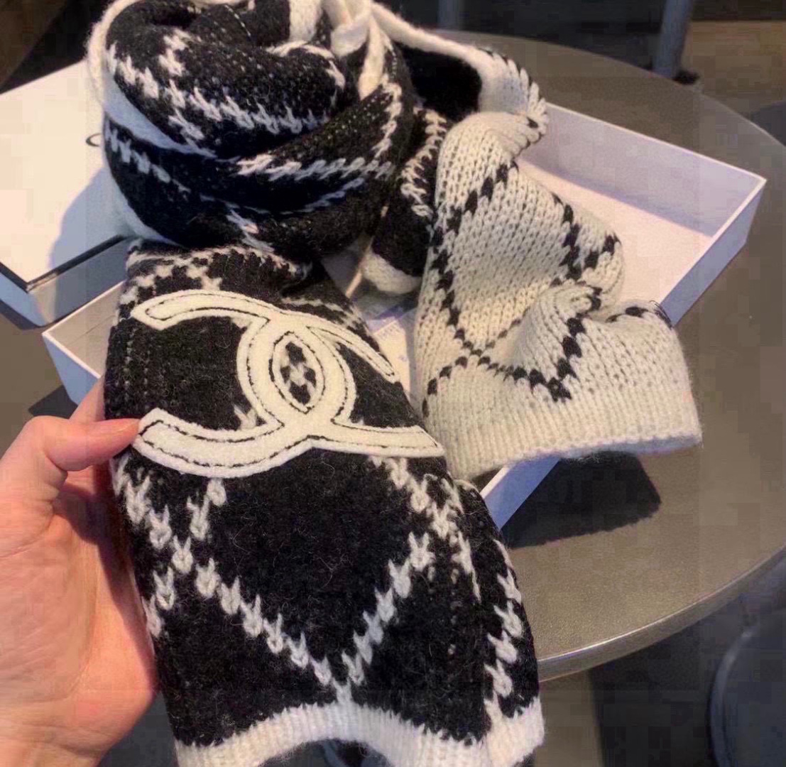 香奈儿经典菱格的包包已经成为香家历代经典不可替代的标志性图纹 这款菱格围巾 更是经典中的的高贵出品每一个