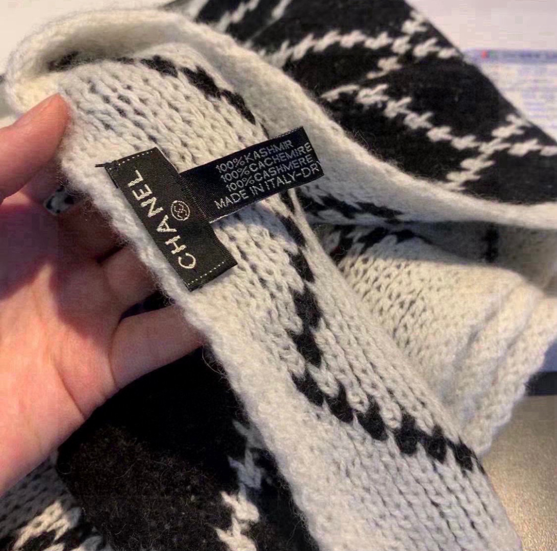 香奈儿经典菱格的包包已经成为香家历代经典不可替代的标志性图纹 这款菱格围巾 更是经典中的的高贵出品每一个