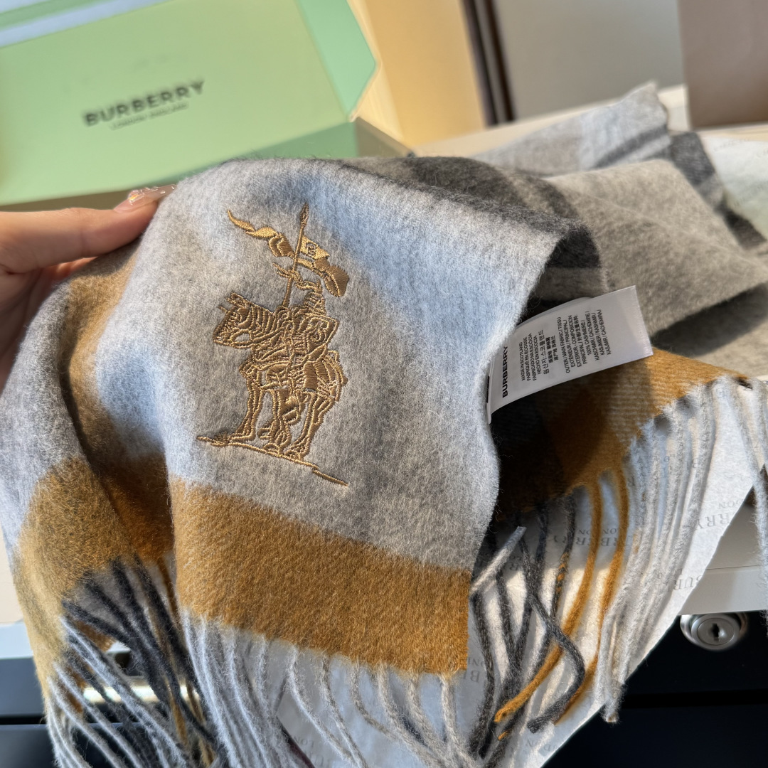 ✨✨Burberry · 巴宝莉双面围巾❗好看的要疯掉了，太有型太有魅力了❗❗非常斯文时尚的秋冬单品！真