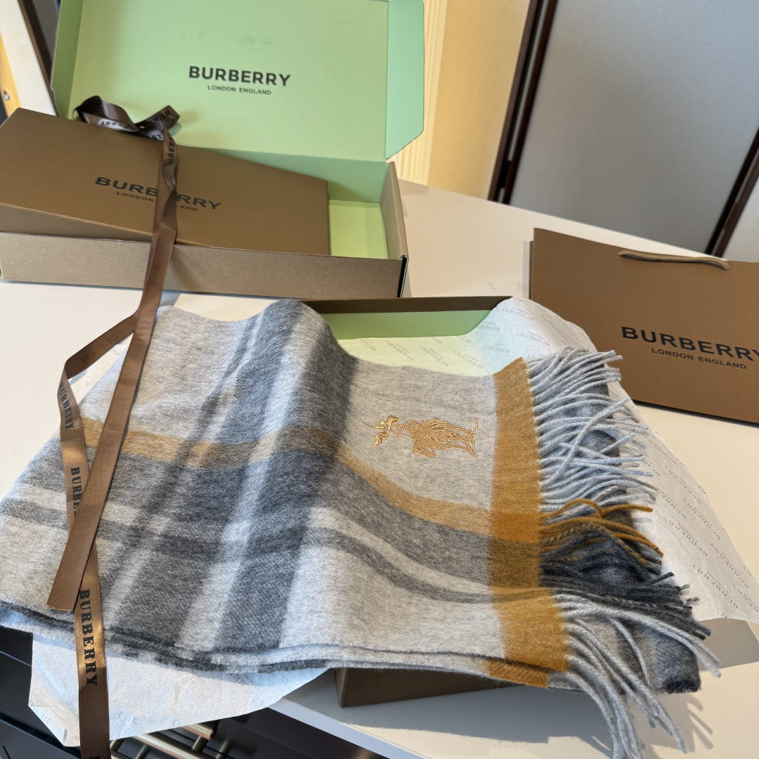 ✨✨Burberry · 巴宝莉双面围巾❗好看的要疯掉了，太有型太有魅力了❗❗非常斯文时尚的秋冬单品！真