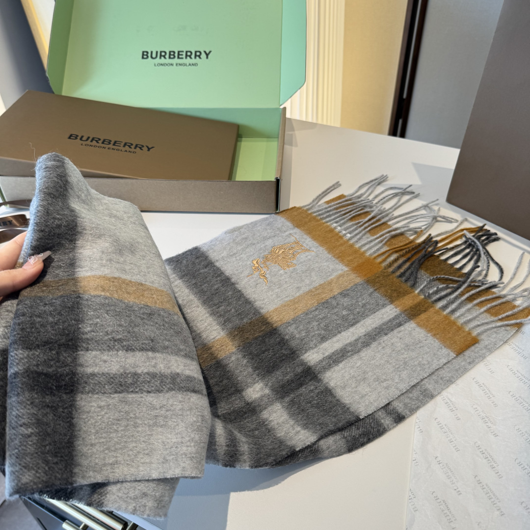 ✨✨Burberry · 巴宝莉双面围巾❗好看的要疯掉了，太有型太有魅力了❗❗非常斯文时尚的秋冬单品！真