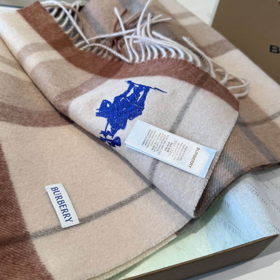 ✨✨Burberry · 巴宝莉双面围巾❗好看的要疯掉了，太有型太有魅力了❗❗非常斯文时尚的秋冬单品！真