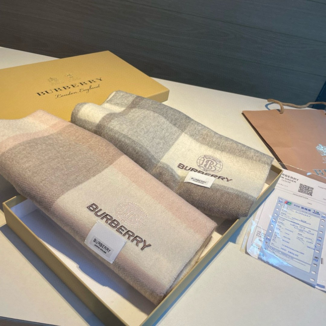 🆕Burberry · 巴宝莉格子围巾❗️好看的要疯掉了，太有型太有魅力了❗️❗️非常斯文时尚的秋冬单品
