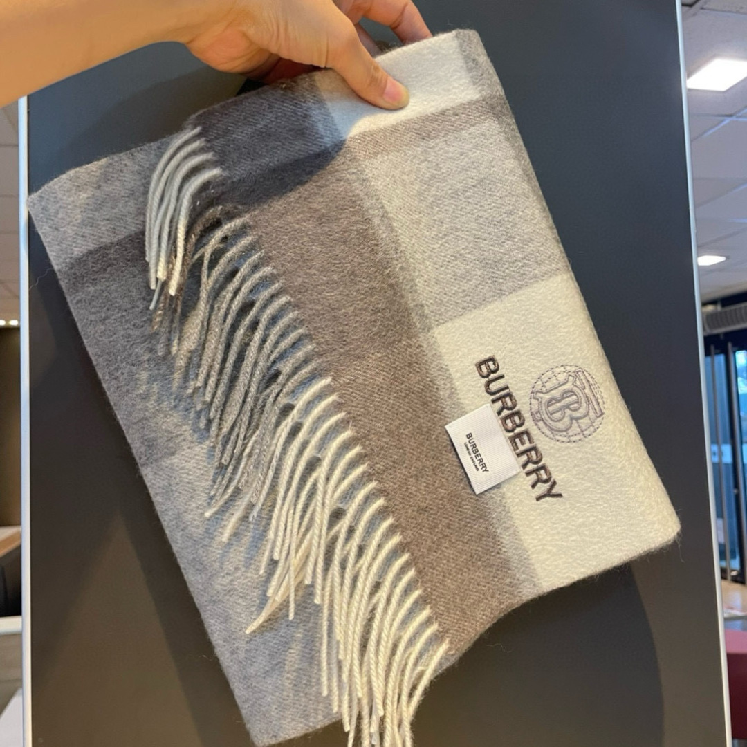 🆕Burberry · 巴宝莉格子围巾❗️好看的要疯掉了，太有型太有魅力了❗️❗️非常斯文时尚的秋冬单品