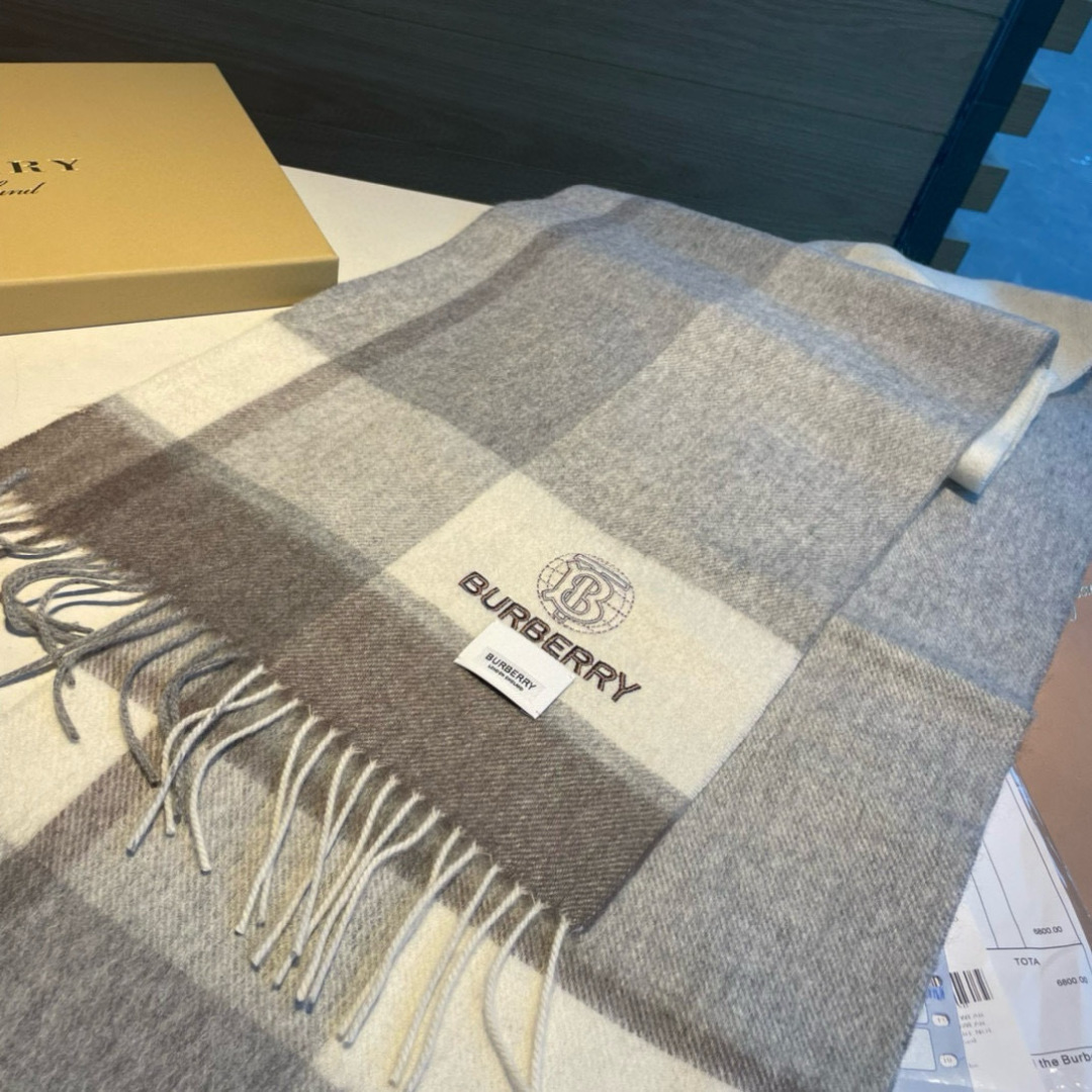 🆕Burberry · 巴宝莉格子围巾❗️好看的要疯掉了，太有型太有魅力了❗️❗️非常斯文时尚的秋冬单品